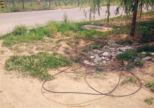 記者前往現場采訪時，落地電纜仍未修正